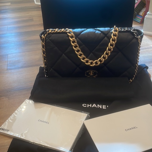 2021 Chanel 19 in Black. Very good condition - Picture 12 of 12